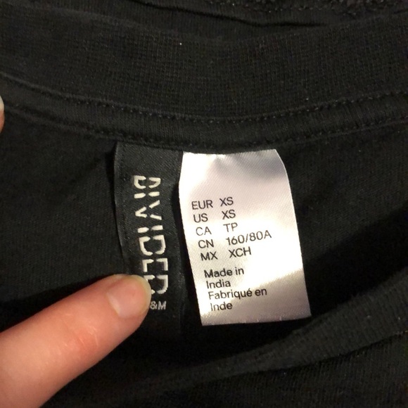 Black cropped t-shirt with a tie - Picture 3 of 3